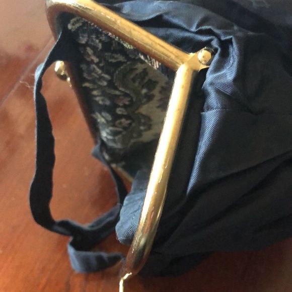 Vintage needlepoint/tapestry black with pink flowers carpet bag - Picture 7 of 10